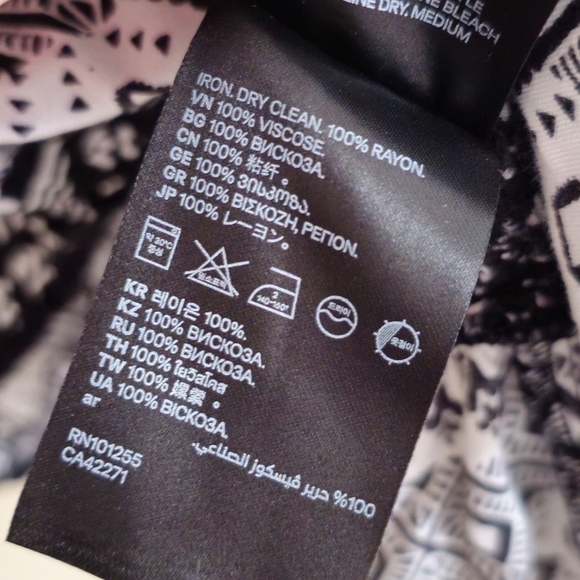 H&M Divided Black & White Patterned Long Sleeve Blouse Flounced Hem Size 14 - Picture 8 of 8